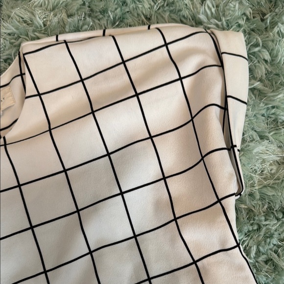 White Grid Pattern Top - Picture 4 of 7